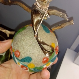 Nemezelt gyapjú karácsonyi gömb - karácsony - karácsonyi lakásdekoráció - karácsonyfadíszek - Meska.hu