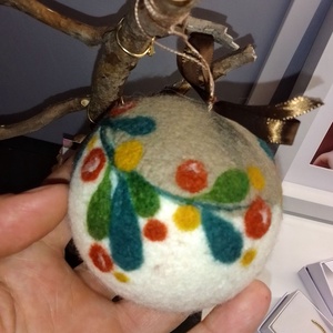 Nemezelt gyapjú karácsonyi gömb - karácsony - karácsonyi lakásdekoráció - karácsonyfadíszek - Meska.hu