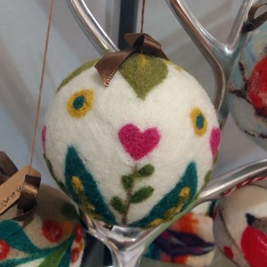 Nemezelt gyapjú karácsonyi gömb - Meska.hu