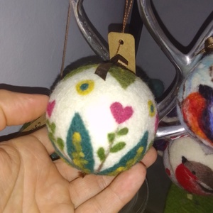 Nemezelt gyapjú karácsonyi gömb - karácsony - karácsonyi lakásdekoráció - karácsonyfadíszek - Meska.hu