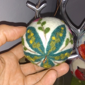 Nemezelt gyapjú karácsonyi gömb - karácsony - karácsonyi lakásdekoráció - karácsonyfadíszek - Meska.hu