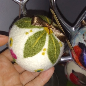 Nemezelt gyapjú karácsonyi gömb - karácsony - karácsonyi lakásdekoráció - karácsonyfadíszek - Meska.hu