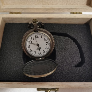 Pókeres Zsebóra ajándék Játékos fa dobozban egyedi kézműves - ékszer - karóra és ékszeróra - zsebóra - Meska.hu