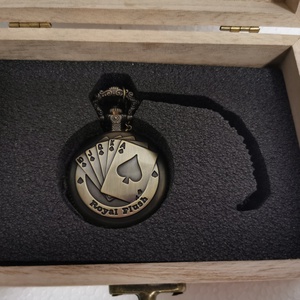 Pókeres Zsebóra ajándék Játékos fa dobozban egyedi kézműves - ékszer - karóra és ékszeróra - zsebóra - Meska.hu