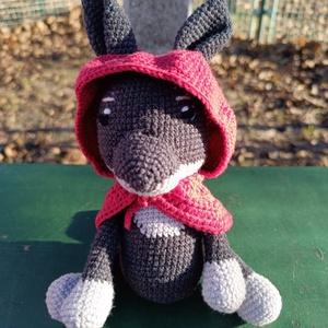 Horgolt farkas piros kabátkával, Játék & Sport, Plüssállat & Játékfigura, Más figura, Horgolás, Baba-és bábkészítés, MESKA