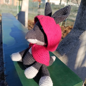 Horgolt farkas piros kabátkával - játék & sport - plüssállat & játékfigura - más figura - Meska.hu