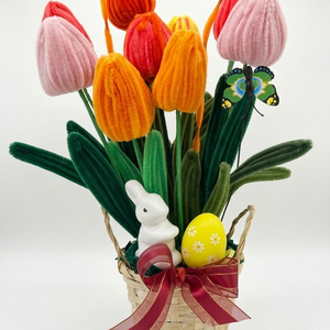Húsvéti tulipános asztali kosár – színes zseníliadrót tulipánokkal, fehér nyuszival, Ünnepi díszek, dekorációk, Húsvéti díszek és dekorációk, Húsvéti kosár, Virágkötés, Mindenmás, Ez a bájos húsvéti dekoráció 8 színes zseníliadrót tulipánból áll (rózsaszín, élénk rózsaszín-naran..., MESKA