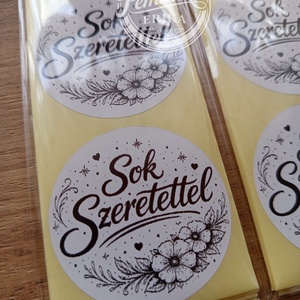 Sok szeretettel” kerek matrica (5 cm) – 30 db., Kellékek & szerszámok, Dekorációs kellékek, Matricaív, , Sok szeretettel” kerek matrica (5 cm) – 30 db.
Tedd egyedivé és kedvessé a csomagjaidat ezzel a stí..., MESKA