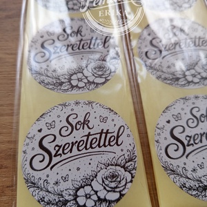 Sok szeretettel” kerek matrica (5 cm) – 30 db., Kellékek & szerszámok, Dekorációs kellékek, Matricaív, , Sok szeretettel” kerek matrica (5 cm) – 30 db.
Tedd egyedivé és kedvessé a csomagjaidat ezzel a stí..., MESKA