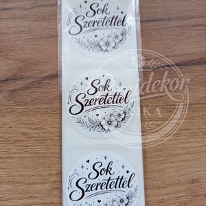 Sok Szeretettel” kerek matrica (5 cm) – 20 db., Kellékek & szerszámok, Dekorációs kellékek, Matricaív, , Szeretettel” kerek matrica (5 cm) – 20 db.
Tedd egyedivé és kedvessé a csomagjaidat ezzel a stíluso..., MESKA