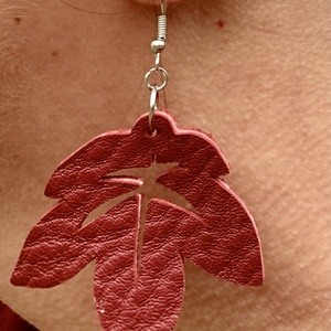 Barna bőr levél fülbevaló - ékszer - fülbevaló - lógó fülbevaló - Meska.hu