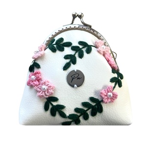 Cseresznyevirágos, kézzel hímzett csatos pénztárca - táska & tok - pénztárca & más tok - aprópénztartó - Meska.hu