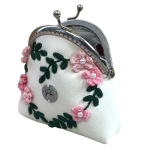 Cseresznyevirágos, kézzel hímzett csatos pénztárca - táska & tok - pénztárca & más tok - aprópénztartó - Meska.hu