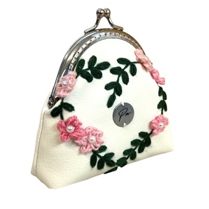 Cseresznyevirágos, kézzel hímzett csatos pénztárca - Meska.hu