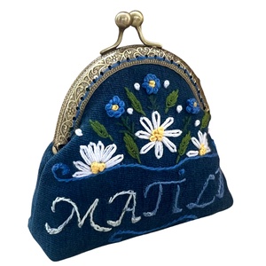 Névvel hímzett virágos kézi hímzésű csatos pénztárca - táska & tok - pénztárca & más tok - aprópénztartó - Meska.hu