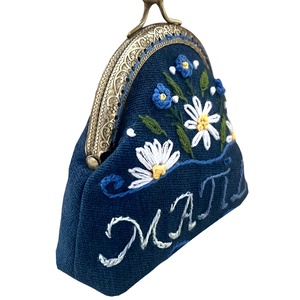 Névvel hímzett virágos kézi hímzésű csatos pénztárca - táska & tok - pénztárca & más tok - aprópénztartó - Meska.hu