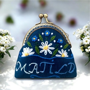 Névvel hímzett virágos kézi hímzésű csatos pénztárca - táska & tok - pénztárca & más tok - aprópénztartó - Meska.hu