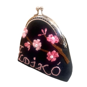 Virágos, gyöngyös, kézzel hímzett csatos pénztárca - táska & tok - pénztárca & más tok - aprópénztartó - Meska.hu