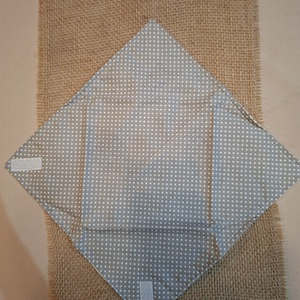 Szürke akapon fehér pöttyös újraszalvéta - táska & tok - uzsonna- & ebéd tartó - szendvics csomagoló - Meska.hu