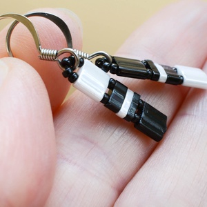 PiciPixel fülbevaló � Fekete-fehér - ékszer - fülbevaló - lógó fülbevaló - Meska.hu