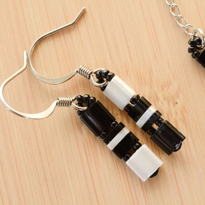 PiciPixel fülbevaló � Fekete-fehér, Ékszer, Fülbevaló, Lógó fülbevaló, Ékszerkészítés, MESKA