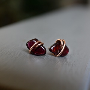 Bronz fülbevaló - gránát, beszúrós - ékszer - fülbevaló - pötty fülbevaló - Meska.hu