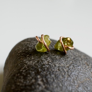 Bronz fülbevaló - peridot, beszúrós - ékszer - fülbevaló - pötty fülbevaló - Meska.hu