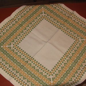 Tradicionális keresztszemes hímzéssel készült terítő 52x52 - otthon & életmód - dekoráció - asztal és polc dekoráció - horgolt & csipketerítő - Meska.hu