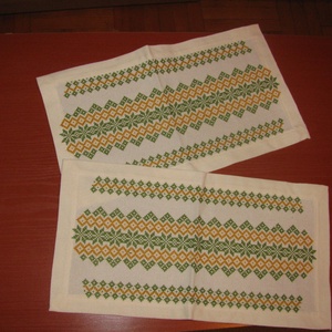 Tradicionális keresztszemes hímzéssel készült terítő 38x21,5 cm, Otthon & Életmód, Dekoráció, Asztal és polc dekoráció, Horgolt & Csipketerítő, Hímzés, MESKA