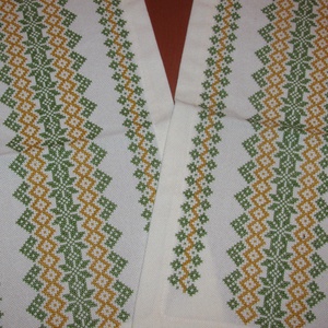 Tradicionális keresztszemes hímzéssel készült terítő 38x21,5 cm - otthon & életmód - dekoráció - asztal és polc dekoráció - horgolt & csipketerítő - Meska.hu