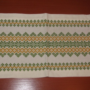 Tradicionális keresztszemes hímzéssel készült terítő 38x21,5 cm - otthon & életmód - dekoráció - asztal és polc dekoráció - horgolt & csipketerítő - Meska.hu