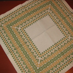 Tradicionális keresztszemes hímzéssel készült terítő 47x47 cm - Meska.hu