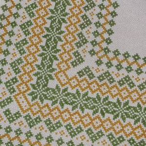 Tradicionális keresztszemes hímzéssel készült terítő 47x47 cm -  - Meska.hu