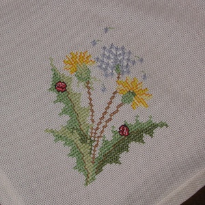 Keresztszemes hímzéssel készült terítő Kikerics+katica:52x52 cm - otthon & életmód - dekoráció - asztal és polc dekoráció - horgolt & csipketerítő - Meska.hu