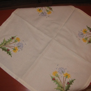 Keresztszemes hímzéssel készült terítő Kikerics+katica:52x52 cm - otthon & életmód - dekoráció - asztal és polc dekoráció - horgolt & csipketerítő - Meska.hu