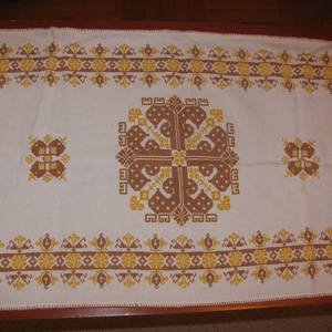 Keresztszemes hímzéssel készült terítő Sárga-barna asztlafutó: 75x42,5cm - otthon & életmód - dekoráció - asztal és polc dekoráció - horgolt & csipketerítő - Meska.hu