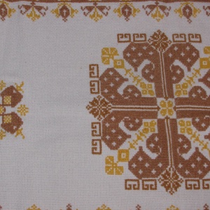 Keresztszemes hímzéssel készült terítő Sárga-barna asztlafutó: 75x42,5cm - otthon & életmód - dekoráció - asztal és polc dekoráció - horgolt & csipketerítő - Meska.hu