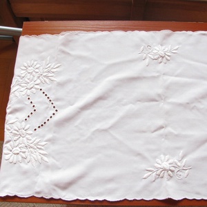Fehér-fehérrel hímzett terítő asztalfutó 91x40,5 cm, Otthon & Életmód, Dekoráció, Asztal és polc dekoráció, Horgolt & Csipketerítő, Hímzés, MESKA