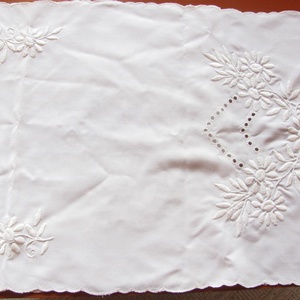 Fehér-fehérrel hímzett terítő asztalfutó 91x40,5 cm - otthon & életmód - dekoráció - asztal és polc dekoráció - horgolt & csipketerítő - Meska.hu