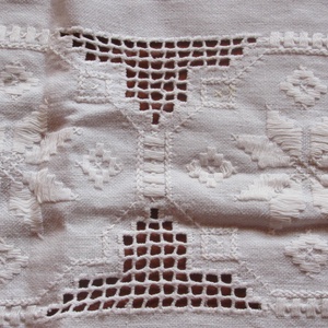 Horgolt hímzett fehér asztalfutó: 85,5x36 cm -  - Meska.hu