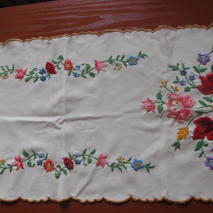 Fehér-asztalterítő Matyó v.Kalocsai hímzett futó: 33x80cm -  - Meska.hu