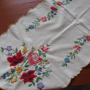 Fehér-asztalterítő Matyó v.Kalocsai hímzett futó: 33x80cm -  - Meska.hu