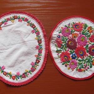 2 kerek hímzett Kalocsai vagy Matyó terítő 28x23,5cm, 24x22cm - Meska.hu