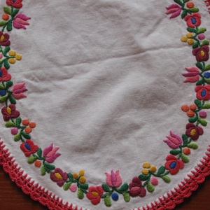 2 kerek hímzett Kalocsai vagy Matyó terítő 28x23,5cm, 24x22cm -  - Meska.hu