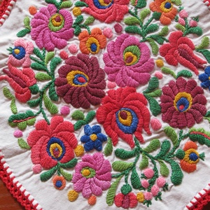 2 kerek hímzett Kalocsai vagy Matyó terítő 28x23,5cm, 24x22cm -  - Meska.hu