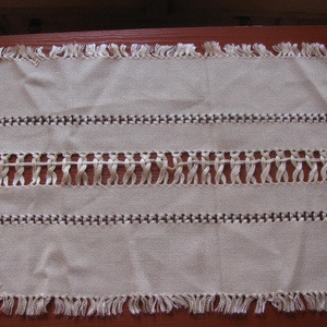 Lyukacsos asztalfutó terítő rojtos: 89x37,5 cm , Otthon & Életmód, Dekoráció, Asztal és polc dekoráció, Horgolt & Csipketerítő, Hímzés, Horgolás, MESKA