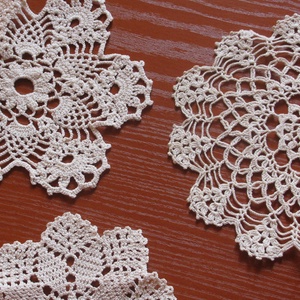 Horgolt kisterítők:14cm, és téglalap:15,5x9,5 - otthon & életmód - dekoráció - asztal és polc dekoráció - horgolt & csipketerítő - Meska.hu