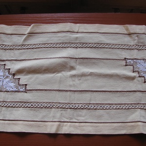 Barna-fehér-sárga hímzett horgolt terítő: 77x34cm, Otthon & Életmód, Dekoráció, Asztal és polc dekoráció, Horgolt & Csipketerítő, Hímzés, Horgolás, MESKA