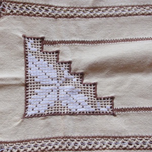 Barna-fehér-sárga hímzett horgolt terítő: 77x34cm - otthon & életmód - dekoráció - asztal és polc dekoráció - horgolt & csipketerítő - Meska.hu