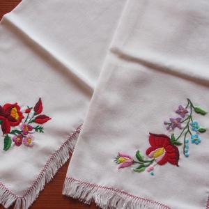 2Kalocsai hímzett rojtos terítő: 35x35cm - otthon & életmód - dekoráció - asztal és polc dekoráció - horgolt & csipketerítő - Meska.hu
